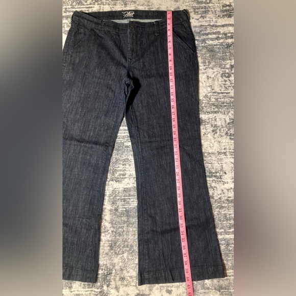 Old Navy Women's Flirt Jeans - Picture 8 of 9